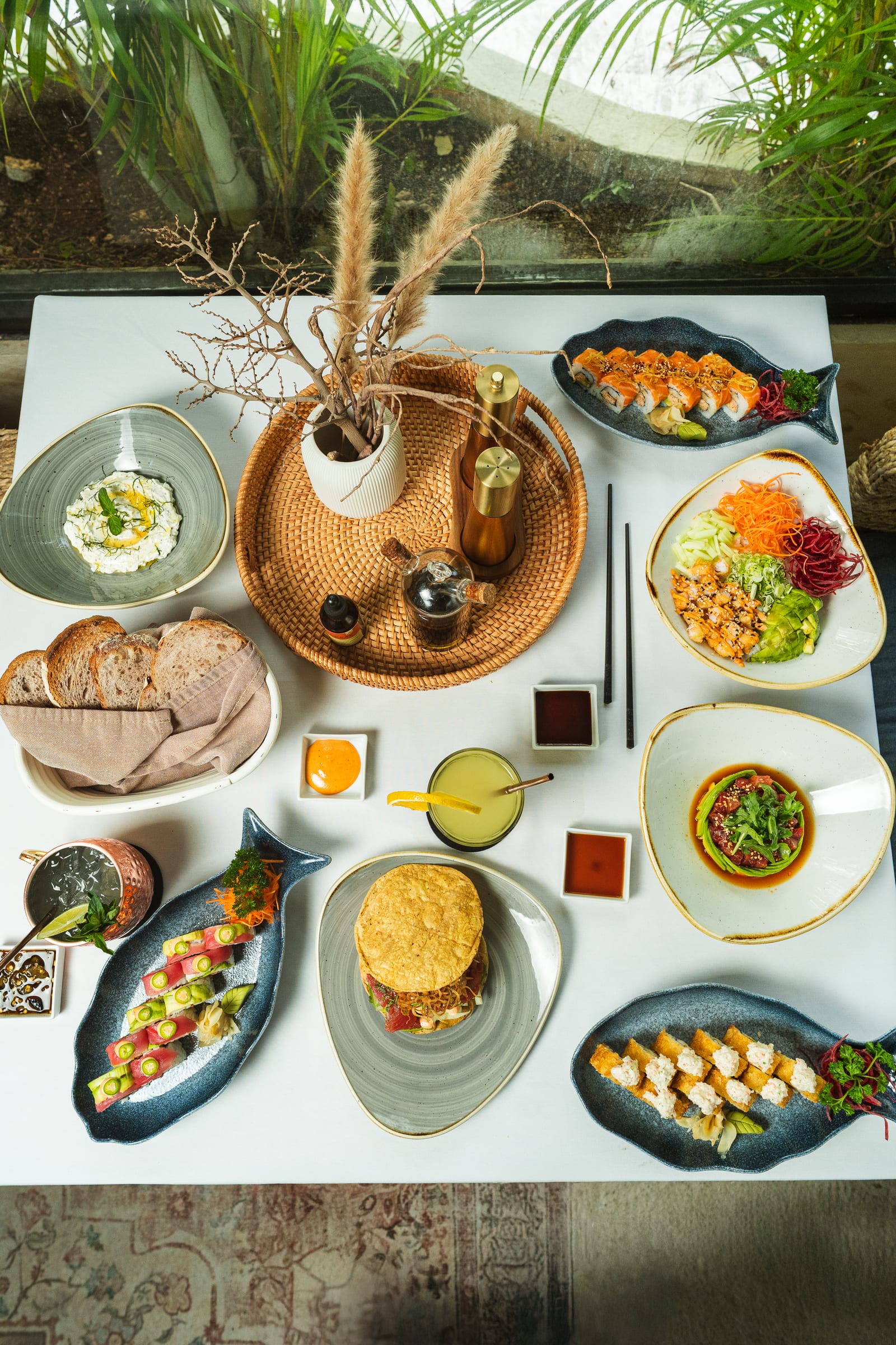 Mesa completa de MERO 18 con rollos de sushi, tostada de atún, tártara y bowl: cuánto cuesta una comida de mariscos en el Centro de Cancún
