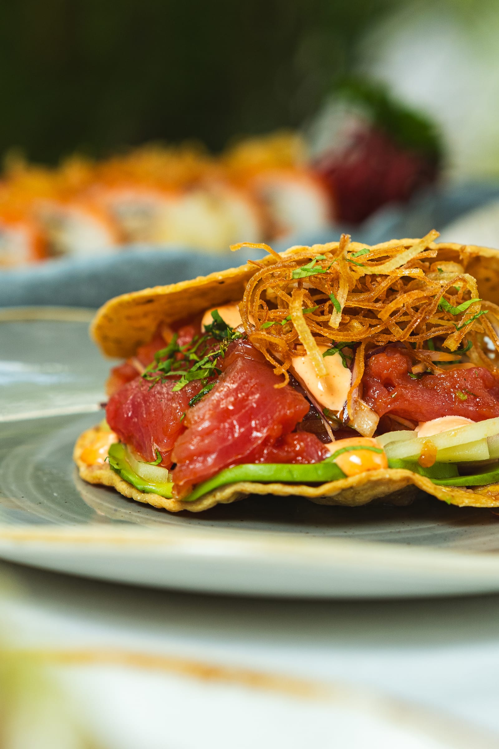 Tostada de atún fresco con aguacate, mayonesa picante y poro frito crujiente en MERO 18, tostadas de mariscos en el Centro de Cancún