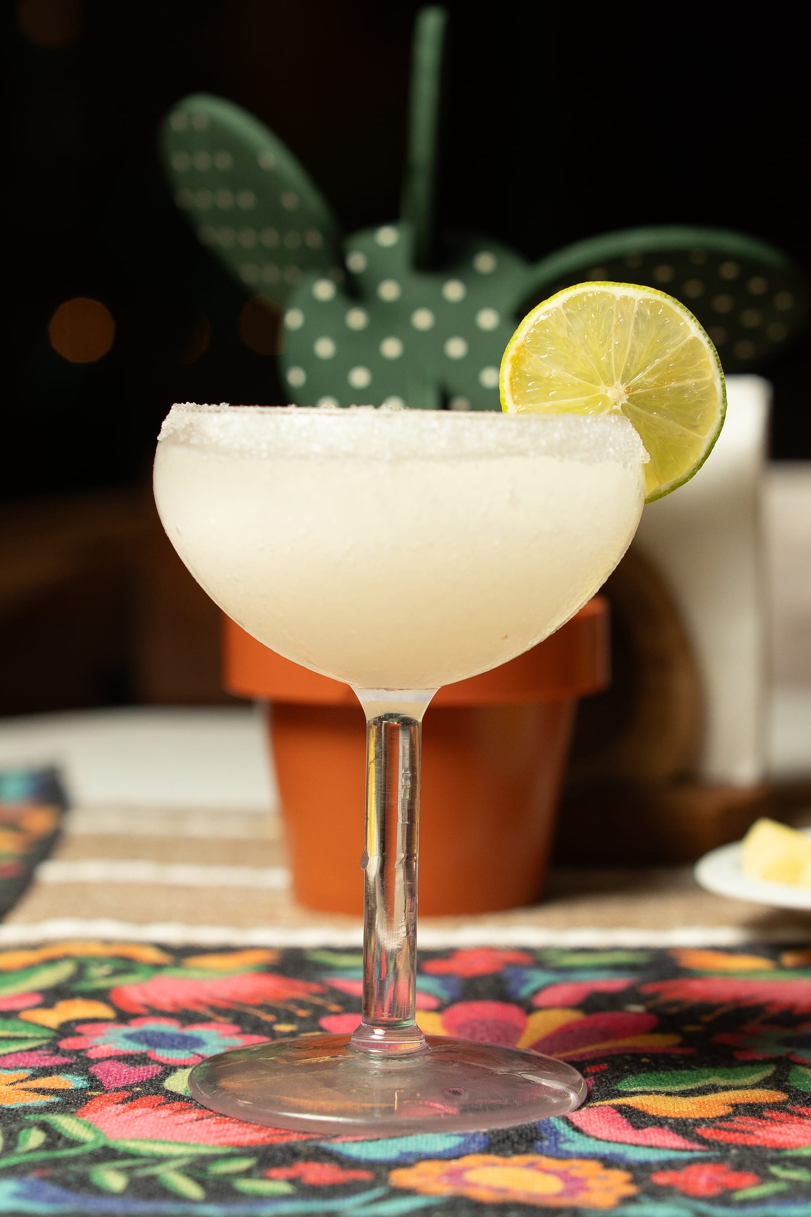 Margarita escarchada con rueda de limón en copa, coctelería de autor de MERO 18 para una parada relajada en una escala en Cancún